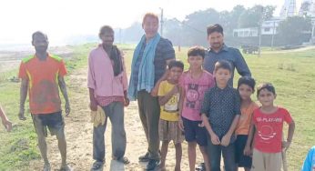 गंगा घाट पर दलदल में फंसी महिला, सभापति निलेश और सहयोगियों ने किया रेस्क्यू