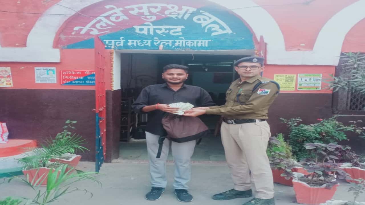 RPF returns lost luggage to passenger