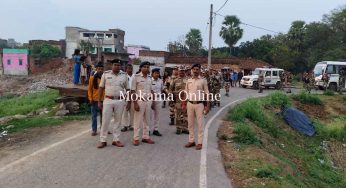 पुलिस और अर्धसैनिक बलों द्वारा  निकाला गया फ्लैग मार्च